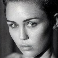 Miley Cyrus fakes Nagie