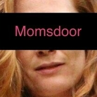 momsdoor Nagie